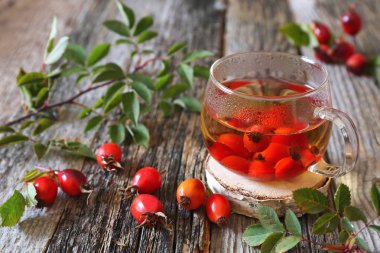 Cam bardak ve meyveler Kuşburnu çayı. Odak seçici