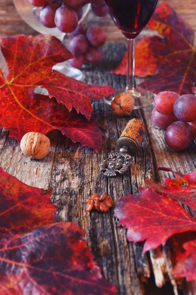 Осенняя Композиция Бокал Красного Вина Красные Виноградные Листья Винтажная Пробка — стоковое фото