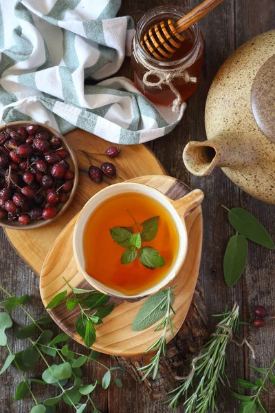 Şifalı otlar, köpek rose ve bal ile sağlıklı bitki çayı. Rustik tarzı, üstten görünüm