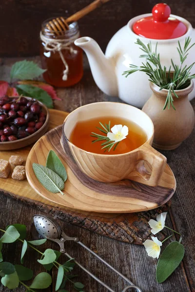 Şifalı otlar, köpek rose ve bal ile sağlıklı bitki çayı. Rustik tarzı