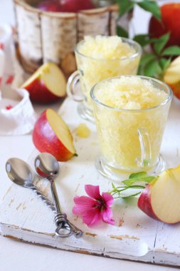 Apple granita, donmuş yaz tatlı, seçici odak, iki bardak