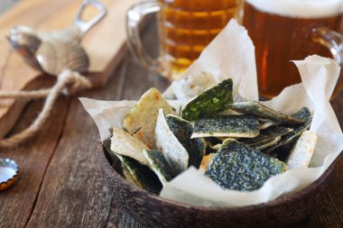 Aperatif: Köpüklü ve yosun cipsli iki kupa bira. Kırsal biçim