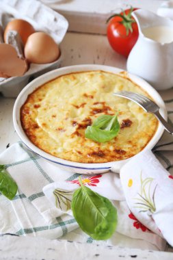 Yumurta graten. Pişmiş omlet seramik tavada patates püresi ile