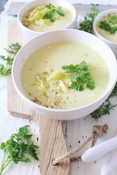 Kalte Sommer Zucchini Sahne Suppe Drei Portionen Auf Leichtem Backboden — Stockfoto