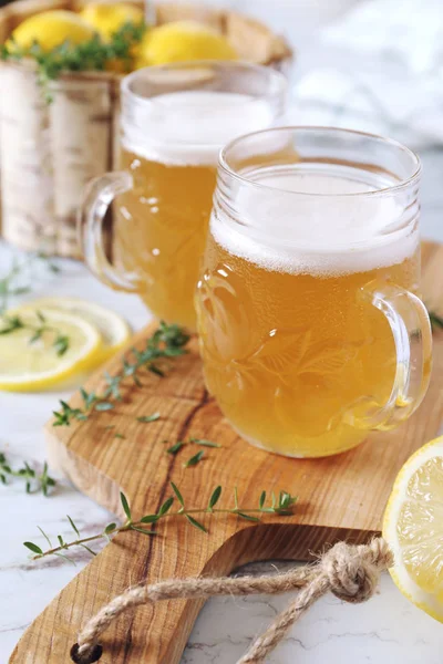 Hafif ekşi limon bira ve narenciye, iki bira bardağı