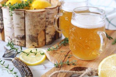 Hafif ekşi limon bira ve narenciye, iki bira bardağı