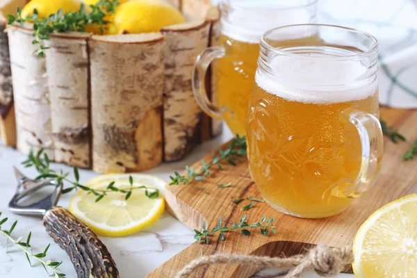 Легке Лимонне Кисле Пиво Цитрусові Дві Пивні Чашки — стокове фото