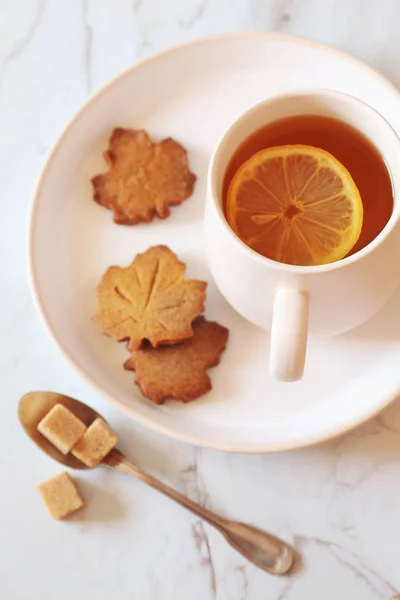 Осінній Настрій Лимонний Чай Коричневе Печиво Вигляді Кленового Листа Фокусування — стокове фото