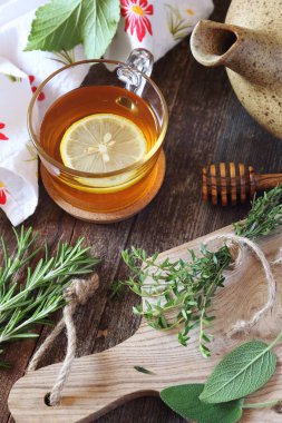 Şifalı otlar ve limon ile sağlıklı bitki çayı. Rustik tarzı, üstten görünüm