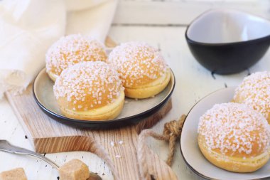 Fransız tatlı pasta. Mini tart tropezienne liight arka plan üzerinde