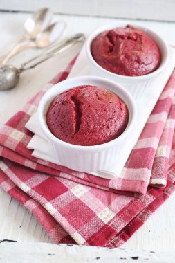 Açık renkli, iki porsiyon üzerinde sebze pancar sufle