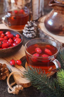 Vitamini sıcak kış içecek. Kuşburnu çayı ve çilek