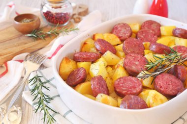 Kızarmış patatesle sosis ve ışık arka plan üzerinde seramik tasarlayacağım biberiye