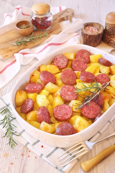 Patatas Fritas Con Salchichas Romero Panadería Cerámica Sobre Fondo Claro —  Fotos de Stock