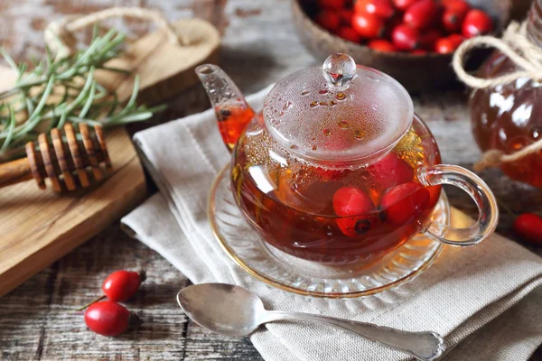 Здоровий Гарячий Зимовий Напій Рожевий Хіп Чаю Чайнику Розмарині Ягодах — стокове фото