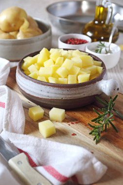 Kızarmış patates pişirme. Mutfak-ware, ham patates cut küçük küpler ve zeytin yağı