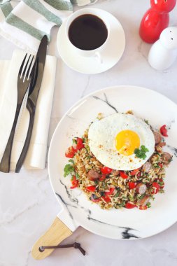 Besleyici kahvaltı. Kırmızı kiraz domates, sosis, kızarmış yumurta ve kahve ile baharatlı kızarmış pirinç. Üstten Görünüm