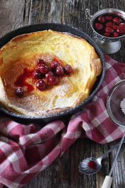 Amerikan mutfağı: Duth beby yemyeşil omlet tava, pudra şekeri ve kiraz reçeli sosu kızartma içinde