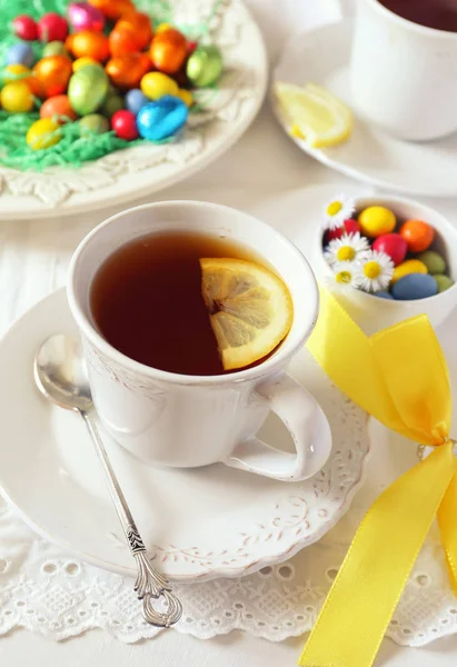 Wielkanocny Nastrój Szklanki Cytryny Pić Herbatę Kolorowych Cukierków Jasnym Tle — Zdjęcie stockowe