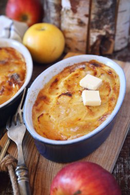 İki seramik tabak tatlı kahvaltı ve taze elma elma clafoutis. Rustik tarzı