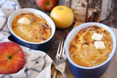 İki seramik tabak tatlı kahvaltı ve taze elma elma clafoutis. Rustik tarzı