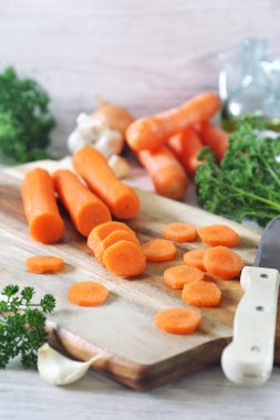 Ham maddeler. Doğranmış havuç, maydanoz ve zeytinyağı soyulmuş