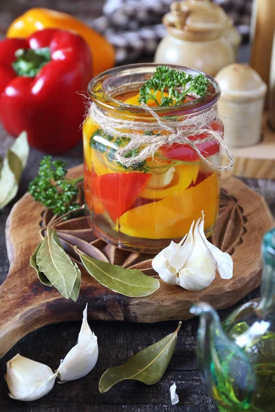 Turşusu salatası dolmalık biber ve malzemeler