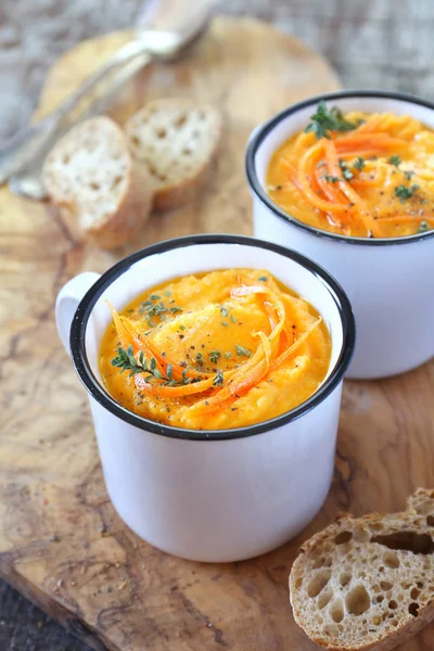 Овочевий морквяний суп і хліб, дві порції — стокове фото