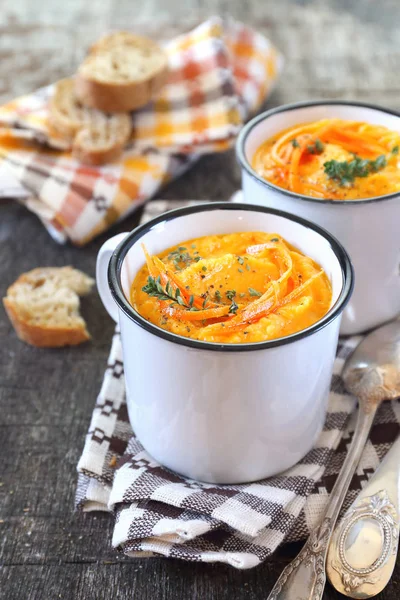 Овочевий морквяний суп і хліб, дві порції — стокове фото