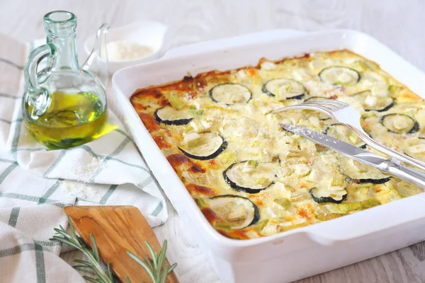 Gratin de calabacín con queso parmesano y aceite de oliva — Foto de Stock