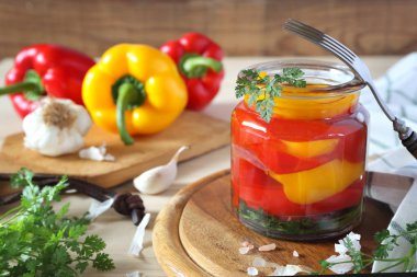 Kavanoz ve malzemeler biber turşusu salatası