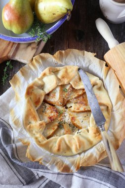 Armut tart Galette'ye karamelize soğan ve Parmesan peyniri ile