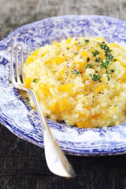 İtalyan mutfağı. Sarı dolmalık biber risotto tabak 