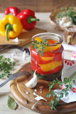 Kavanoz ve malzemeler biber turşusu salatası
