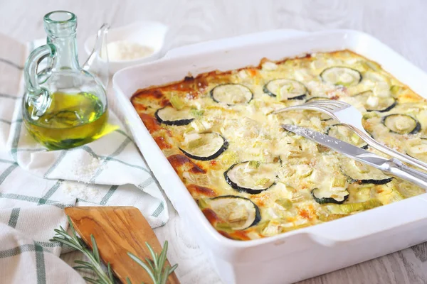 Zucchini-Gratin mit Parmesan und Olivenöl — Stockfoto