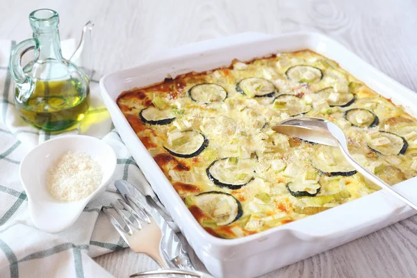 Gratin di zucchine con parmigiano e olio d'oliva — Foto Stock