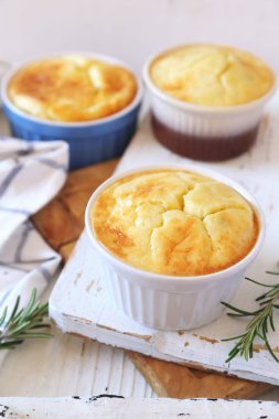 Üç porsiyon patates börek ışık arka plan üzerinde