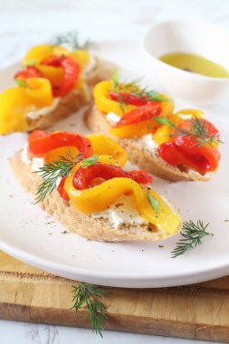 Meze. Dilim ekmek, krem peynir ve ızgara dolmalık biber 