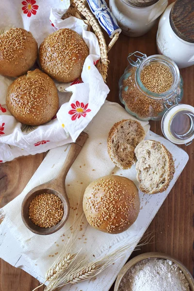 Bollos de pan de masa madre caseros frescos con sésamo — Foto de Stock