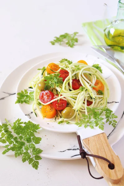 Raw food diet: raw spaghetti zucchini salad