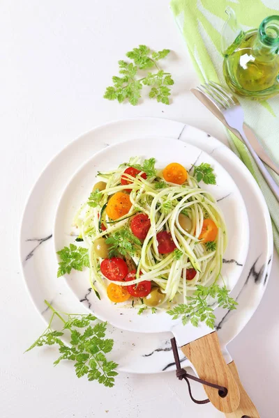 Сира харчова дієта: неварений салат з кабачків спагетті — стокове фото