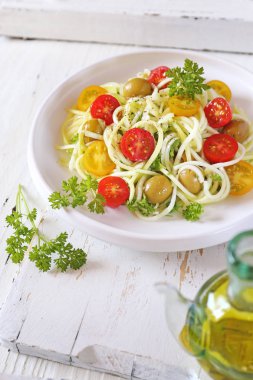 Ham gıda diyet: kiraz domates ile çiğ spagetti kabak salatası