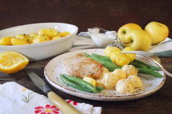 Cocina francesa: cerdo frito con salsa de manzana normanda — Foto de Stock