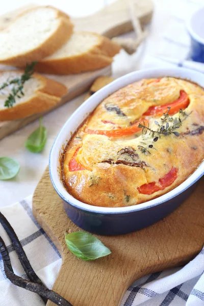 Clafoutis di verdure con peperone rosso e pomodori secchi — Foto Stock