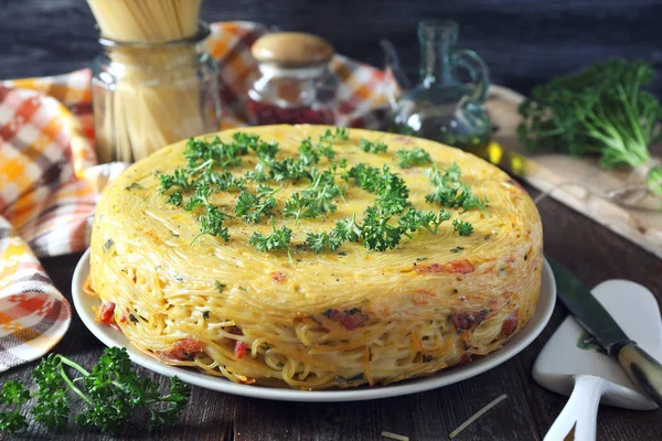 Domuz yağı ve peynirli spagetti pastası, maydanoz pansuman 