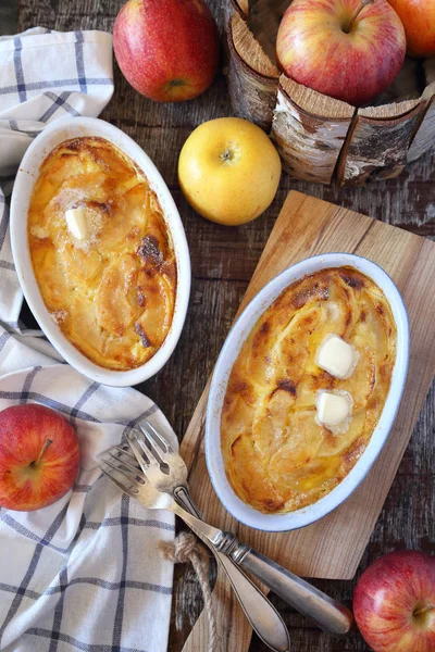 Яблочный клафутис в двух керамических блюдах на сладкий завтрак — стоковое фото