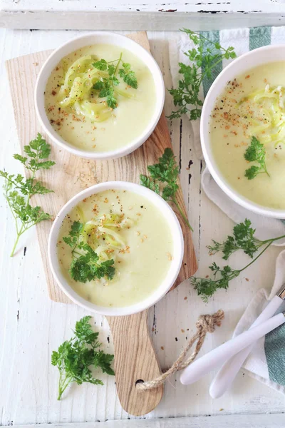 Kalte Sommer-Zucchini-Sahne-Suppe, drei Portionen — Stockfoto