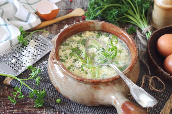 Італійської кухні. Зелений горох stracciatella суп: петрушка, яйця і сир — стокове фото