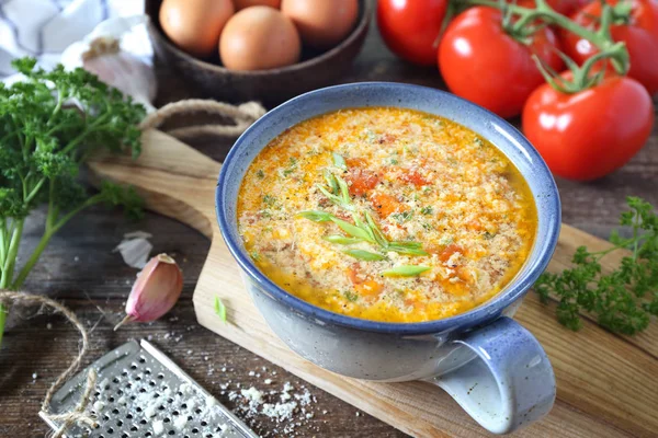 이탈리아 요리를 제공 합니다. 스카치 아 텔 라 토마토 수프: 파 슬 리, 계란, 치즈 — 스톡 사진