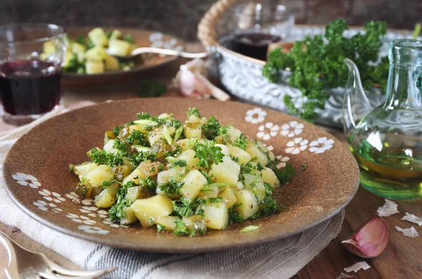 Salatalık turşusu, maydanoz ve zeytinyağı ile patates salatası